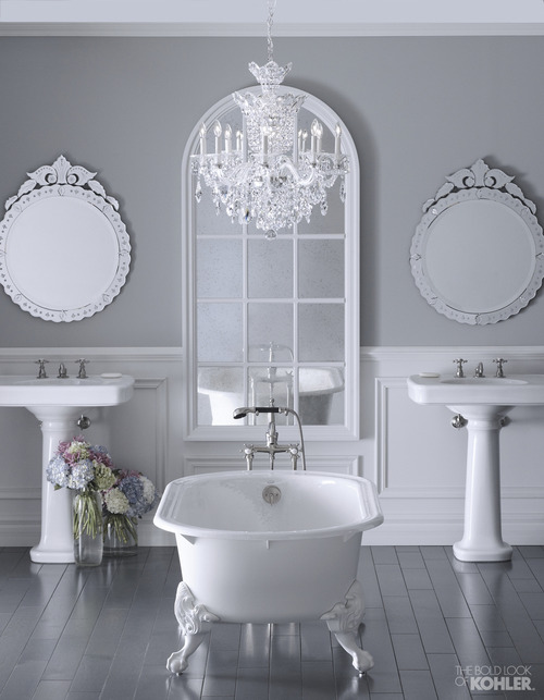 идея для белых ванных комнат в классическом стиле